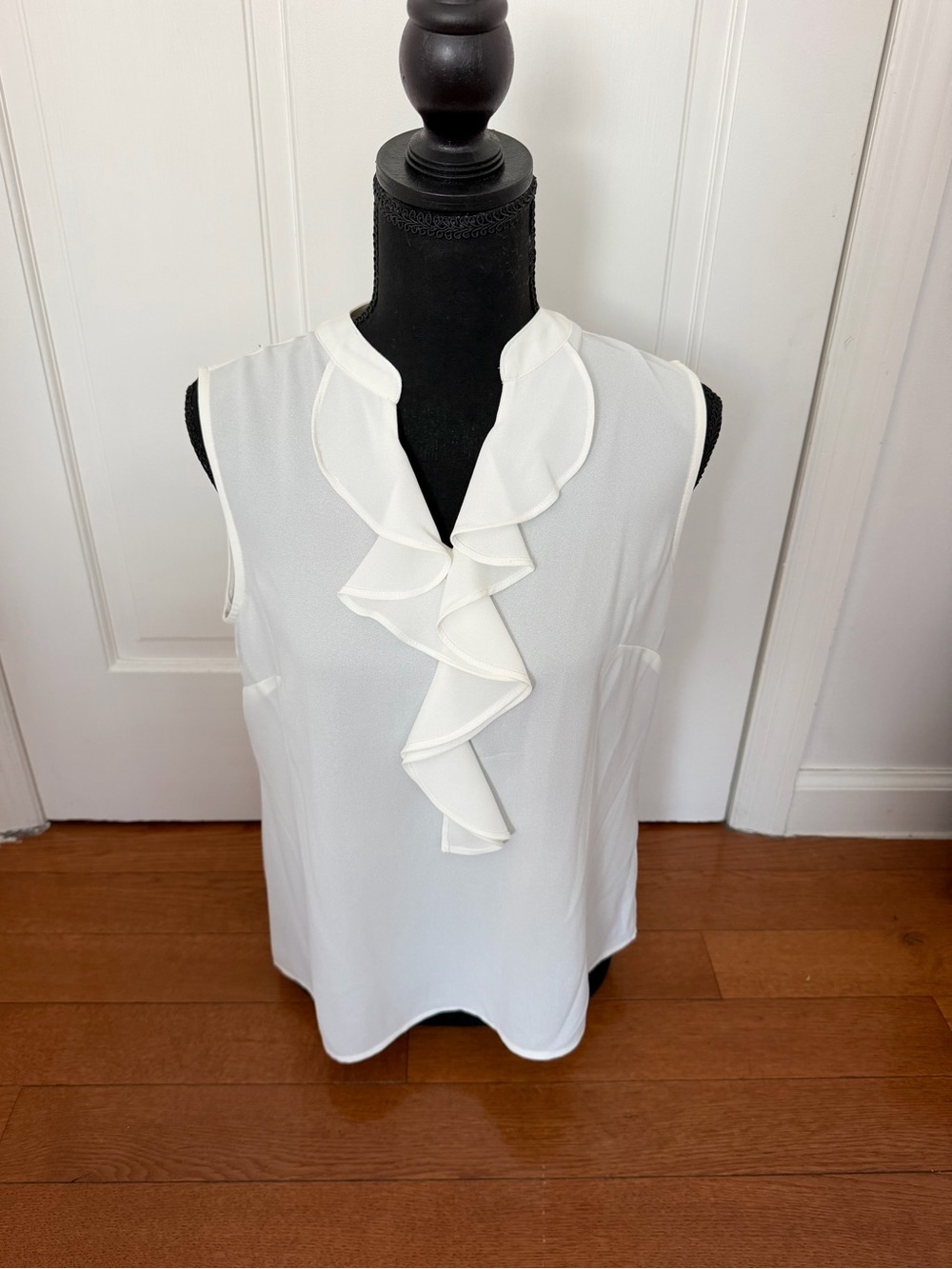 🤍 NWT Kasper Ruffle Front Sleeveless Shell Top 🤍